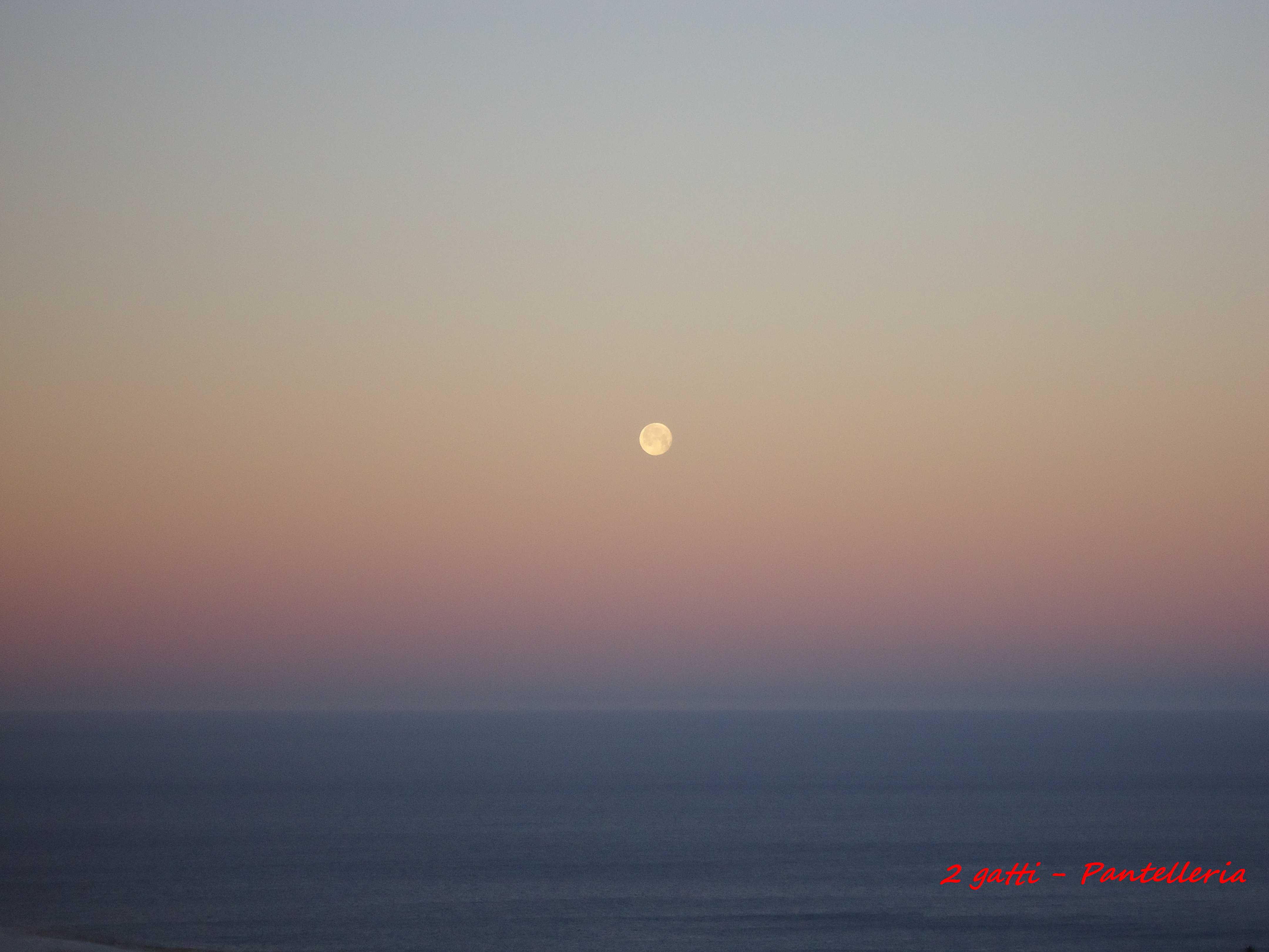 Luna sopra Pantelleria